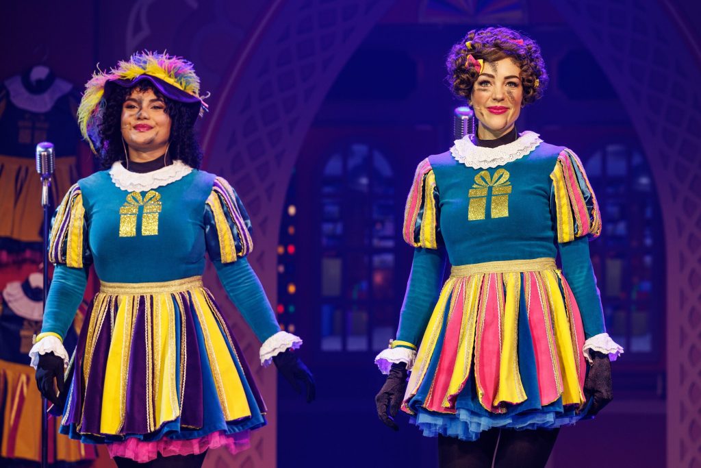 Theatershow Pakjeslift Op Hol — KADO en de cast van De Club van Sinterklaas op het podium, 2024