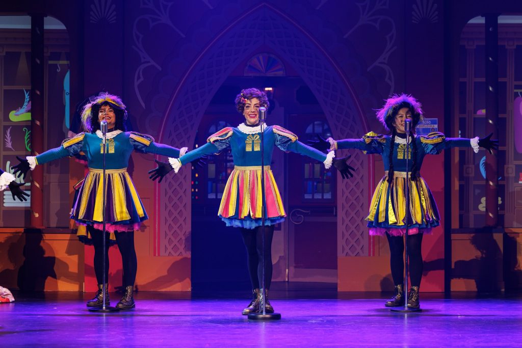 Sfeerbeeld van KADO op het podium met De Club van Sinterklaas — 2024