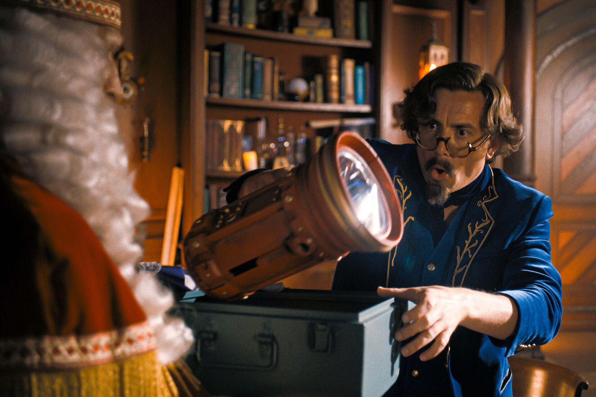 Profpiet toont Sinterklaas een uitvinding met een grote koperen lens in zijn werkkamer