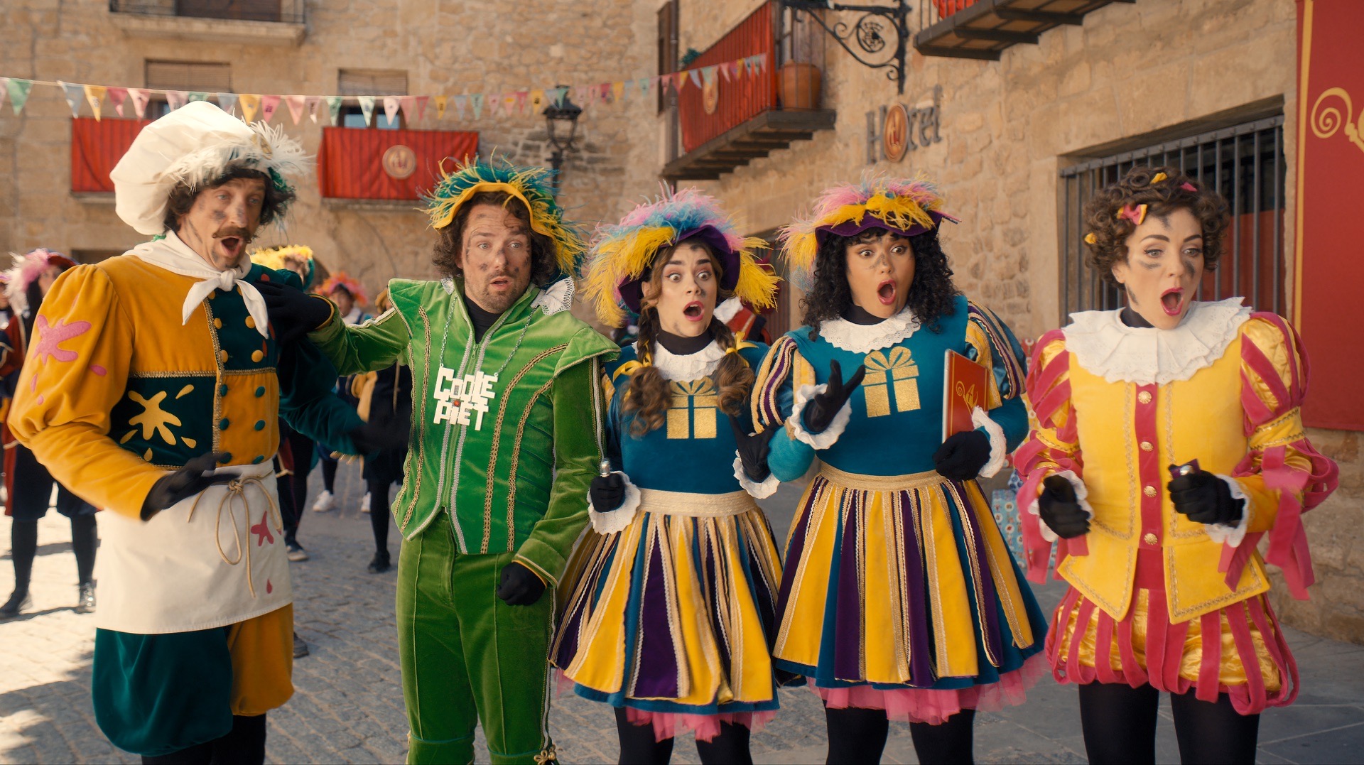Bakpiet, Coole Piet en de KADO-pieten geschrokken op het dorpsplein van het Pietendorp