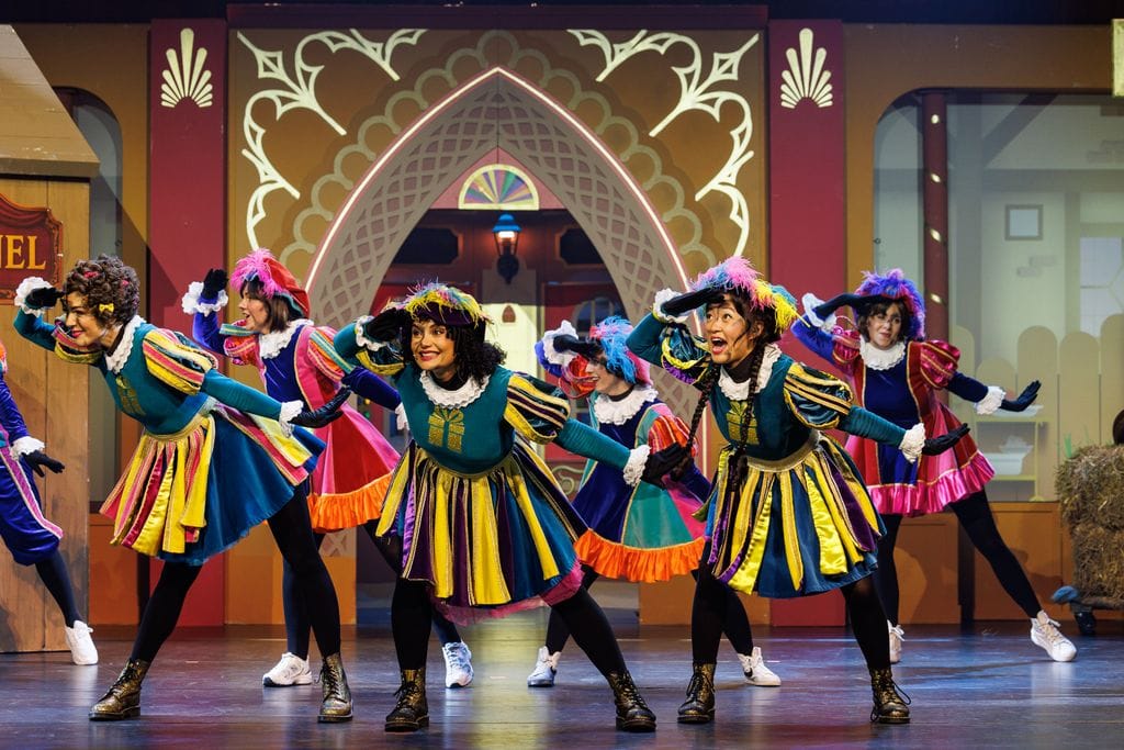 Theatershow Pakjeslift op Hol uit 2025 op het podium